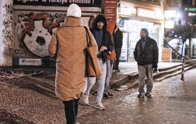 Οι Γερμανίδες τρέμουν τους μετανάστες – Το 48% φοβάται, το 16% έχει σπρέι πιπεριού
